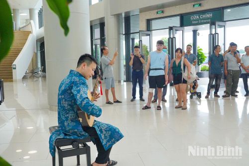 Những khán giả đặc biệt đón nhận tiếng đàn giữa sảnh Bệnh viện Bạch Mai cơ sở Ninh Bình.