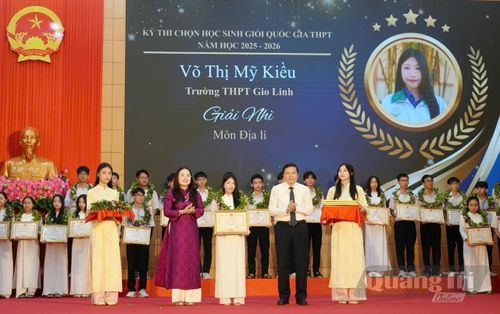 Đồng chí Lê Hồng Vinh, Phó Bí thư Tỉnh ủy, Chủ tịch UBND tỉnh trao bằng khen cho học sinh của nhà trường đạt giải nhì học sinh giỏi quốc gia môn Địa lí - Ảnh: P.K