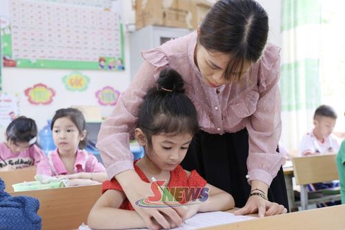 Học sinh lớp 1, Trường Tiểu học Tông Lạnh làm quen với môn tiếng Việt.