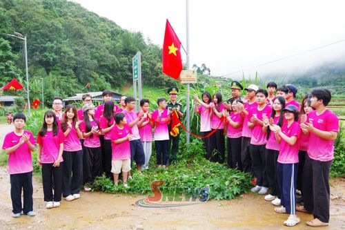Gắn biển, bàn giao công trình “Thắp sáng vùng biên” tại bản Đin Chí, xã Yên Sơn.