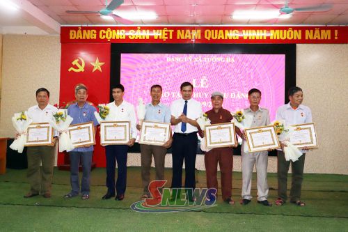 Lãnh đạo Đảng ủy xã tặng Huy hiệu 35 năm tuổi Đảng cho các đảng viên.