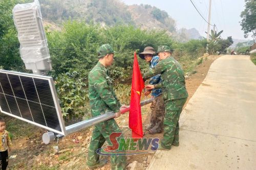 Cán bộ, chiến sĩ Đồn Biên phòng Chiềng On hỗ trợ người dân bản Nà Đít thực hiện Mô hình " Thắp sáng đường biên".