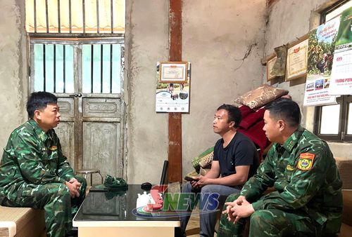 Cán bộ Đồn Biên phòng Chiềng On thăm hỏi, tìm hiểu tâm tư, nguyện vọng của người dân.
