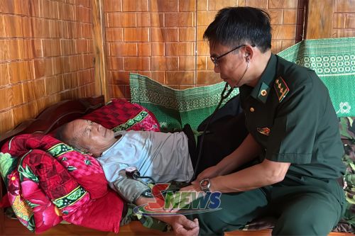 Cán bộ Quân y Đồn Biên phòng Nậm Lạnh khám bệnh cho người dân bản Kéo Vai.