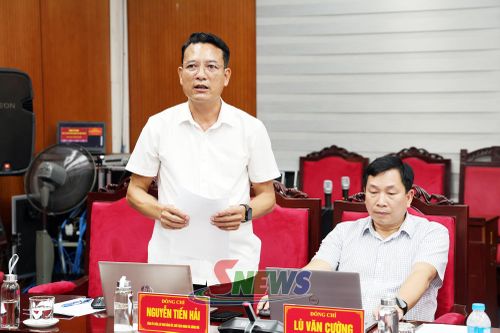 Lãnh đạo xã Sông Mã báo cáo tại hội nghị.