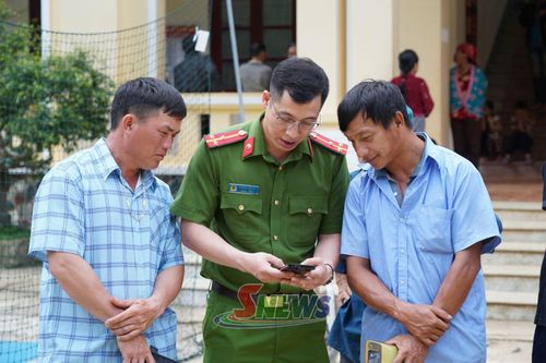 Công an xã Co Mạ hướng dẫn nhân dân sử dụng ứng dụng VNeID.  Ảnh: Khải Hoàn