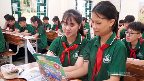 Các em học sinh trường THCS An Tường được trang bị đầy đủ sách giáo khoa trước thềm năm học mới.