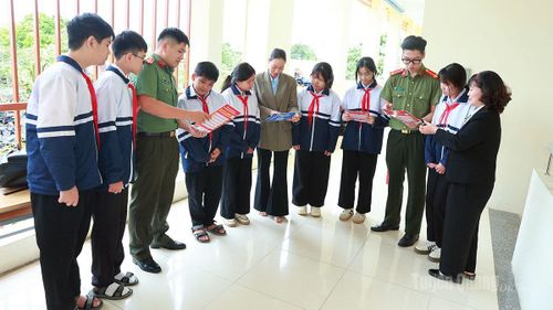 Cán bộ phòng An ninh mạng và Phòng, chống tội phạm sử dụng công nghệ cao tuyên truyền cho học sinh trường THCS Phan Thiết nhận biết các hành vi lừa đảo trên không gian mạng.