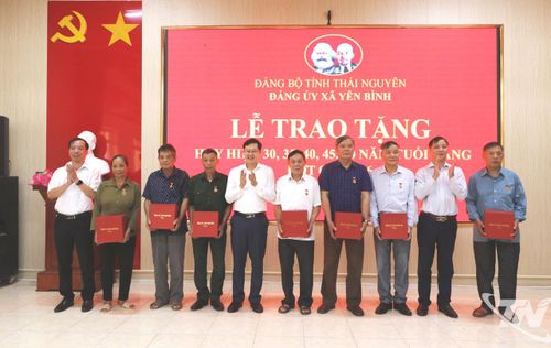 Đồng chí Đinh Quang Tuyên trao huy hiệu Đảng tại xã Yên Bình