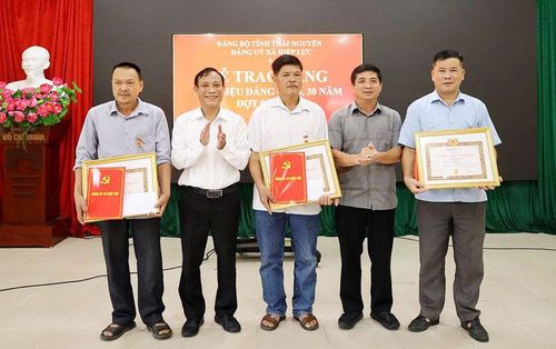 Lãnh đạo xã Hiệp Lực trao Huy hiệu Đảng đợt 2-9 cho các đảng viên.