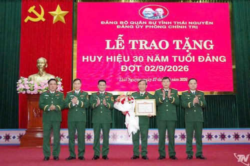 Trao Quyết định và Huy hiệu 30 năm tuổi Đảng cho Đại tá Tạ Văn Thiện.