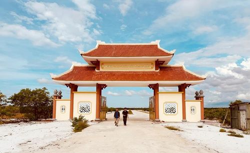 Cổng vào khu nghĩa trang Nhân dân Phong Hiền.