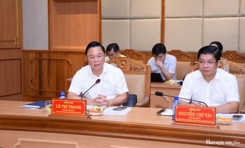 Chủ tịch UBND thành phố Lê Trí Thanh trao đổi tại hội nghị.