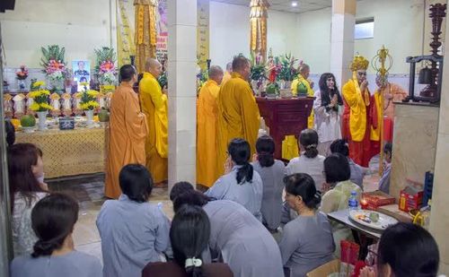Chư Tăng thực hiện nghi thức tâm linh cầu siêu cho người đã khuất trong mùa Vu lan