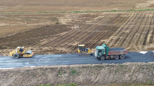 Kỹ sư Lê Việt Đức, Chỉ huy trưởng thi công gói thầu số 15 (thuộc Công ty Xây lắp Thành An 96) cho biết, trên công trường nhà thầu đang tăng ca, kíp làm việc liên tục để sớm hoàn thành gói thầu trong tháng 10/2026.