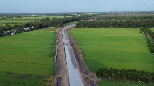 Theo ông Phan Minh Chánh, Phó giám đốc Ban Quản lý dự án Đầu tư xây dựng công trình giao thông tỉnh Đồng Tháp (chủ đầu tư), dự án gồm 10 gói thầu xây lắp, đến nay tiến độ đạt 64,9% giá trị xây lắp, giá trị thực hiện 742 tỷ đồng. Theo kế hoạch 4 gói thầu xây lắp sẽ hoàn thành trong năm 2026, thông xe toàn tuyến trong quý II/2027.
