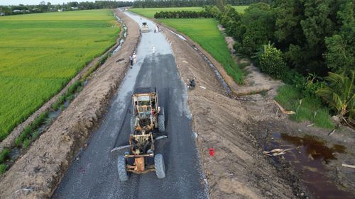 Thiếu tá Trần Đức Cường, Chỉ huy trưởng thi công, (thuộc Tổng công ty Trường Sơn) cho biết, gói thầu dài 3,8km, hiện tại đã làm xong các cầu và 3 cống phát sinh. "Thời gian qua vật liệu khan hiếm, giá vật liệu biến động mạnh ảnh hưởng trực tiếp đến tiến độ triển khai. Nhà thầu đang cố gắng đặt mục tiêu hoàn thành gói thầu trong năm 2026", thiếu tá Cường cho hay.