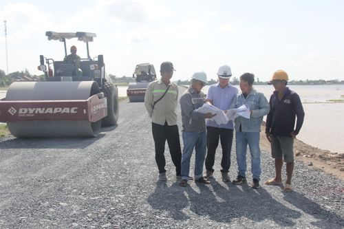 Sau hơn 4 năm khởi công (tháng 7/2022) đường tỉnh 857, với tổng mức đầu tư 2.180 tỷ đồng. Quá trình triển khai gặp nhiều khó khăn về nguồn cung vật liệu, giải phóng mặt bằng khiến tiến độ bị ảnh hưởng.
