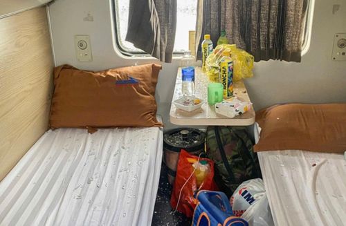 Mảnh kính tàu văng tung tóe sau khi bị ném gạch vào toa tàu đang chạy.