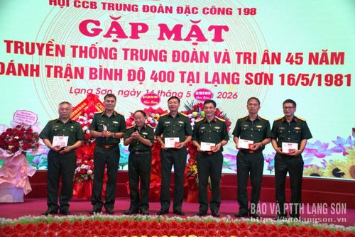 Trung tướng Dương Công Sửu, nguyên Trung đoàn trưởng Trung đoàn Đặc công 198, nguyên Phó Tư lệnh Quân khu 1 trao kỷ niệm chương Mặt trận Lạng Sơn thời kỳ 1979 - 1984 cho các đại biểu tham dự buổi gặp mặt Tri ân 45 năm ngày trận đánh bình độ 400 tại Lạng Sơn 16/5/1981- Ảnh: Báo và phát thanh truyền hình Lạng Sơn
