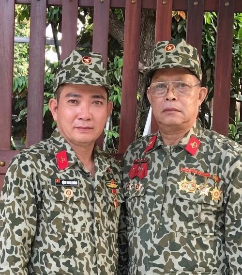 Cựu chiến binh Quách Văn Hùng ( phải ) Tác giả Thành Đô ( bìa trái )- Ảnh: Thành Đô