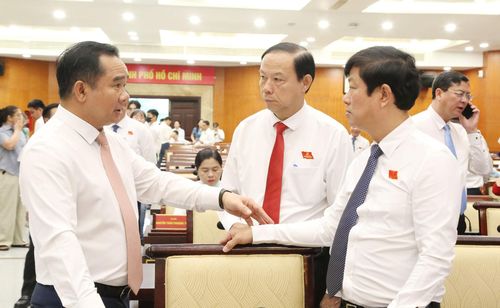 Chủ tịch UBND Thành phố cùng Thường trực HĐND Thành phố trao đổi tại kỳ họp. Ảnh: Văn Dũng