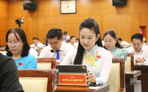 Đại biểu nghiên cứu các dự thảo nghị quyết được trình tại kỳ họp để HĐND Thành phố xem xét, thông qua. Ảnh: Văn Dũng