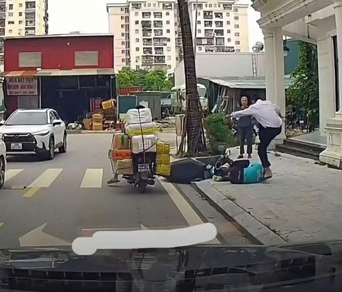 Hình ảnh vụ việc được phản ánh trên không gian mạng ngày 25/8.