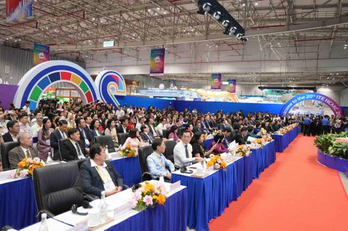 Các đồng chí lãnh đạo và đại biểu dự Lễ khai mạc.