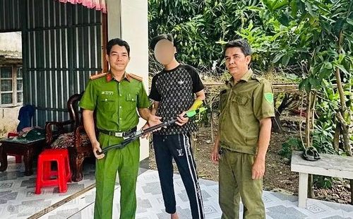 Công an xã Khánh Hưng vận động người dân tự nguyện giao nộp hung khí nguy hiểm.