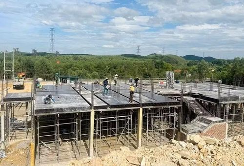 Các đơn vị thi công đang đẩy nhanh tiến độ xây dựng trụ sở Công an xã Kim Ngân, tỉnh Quảng Trị.
