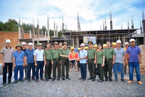 Đại tá Vũ Thành Thức, Phó Cục trưởng Cục Quản lý xây dựng và doanh trại Bộ Công an cùng đoàn công tác động viên, tặng quà đơn vị thi công trụ sở Công an xã biên giới ở tỉnh Quảng Trị.