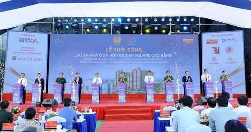 Thứ trưởng Nguyễn Văn Long và các đại biểu bấm nút khởi công Dự án nhà ở xã hội tại Cao Bằng.