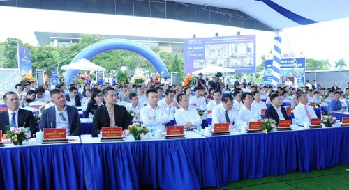 Các đại biểu tham dự buổi lễ.