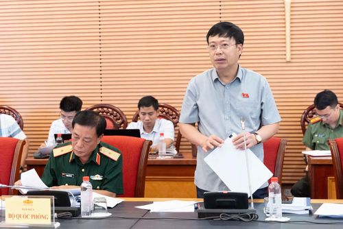 Các đại biểu tham gia thảo luận tại phiên họp.