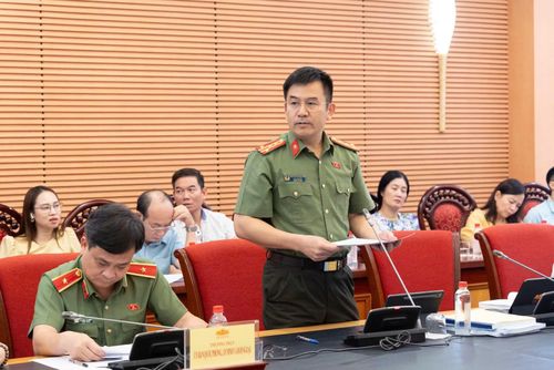 Đại tá Nguyễn Trung Kiên, Ủy viên chuyên trách UBQPANĐN trình bày dự thảo tóm tắt Báo cáo thẩm tra sơ bộ dự án Luật Bảo vệ công trình quan trọng liên quan đến an ninh quốc gia.