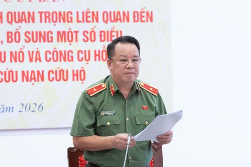 Thiếu tướng Nguyễn Quốc Hùng, Phó Chủ nhiệm Ủy ban Quốc phòng, An ninh và Đối ngoại điều hành thảo luận tại phiên họp.