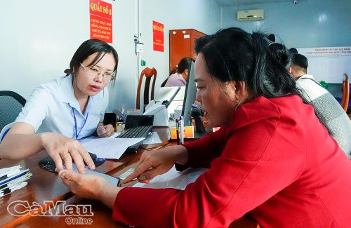 Công chức Trung tâm Phục vụ hành chính công xã Hưng Mỹ kiên trì hướng dẫn người dân thực hiện các thao tác trên Cổng Dịch vụ công.