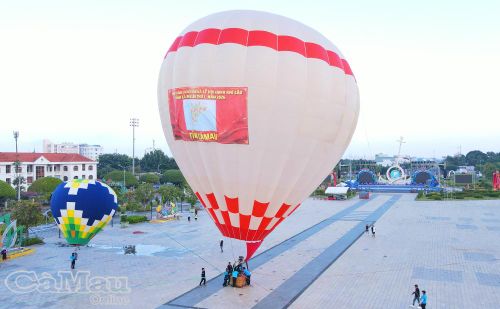 Khinh khí cầu được thiết kế tên sự kiện và bản đồ Cà Mau để quảng bá hình ảnh vùng đất địa đầu cực Nam Tổ quốc.