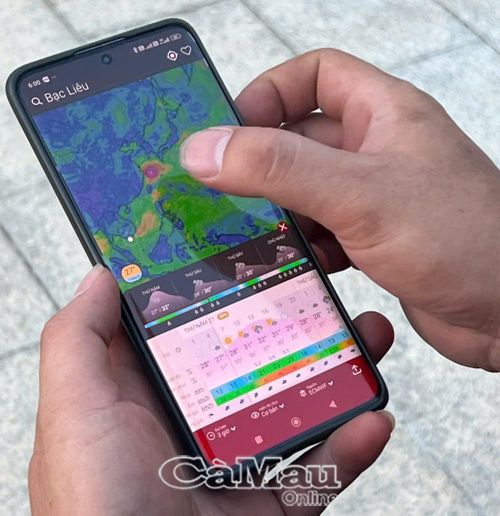 Tổ bay liên tục cập nhật tình hình thời tiết tại khu vực bay.