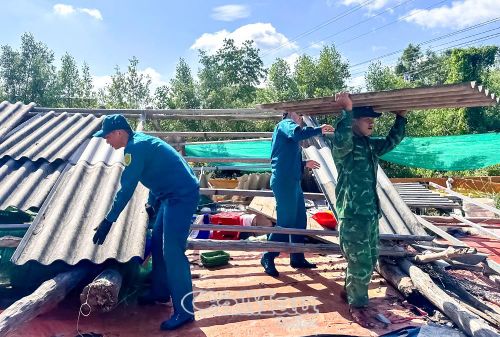 Các lực lượng tham gia khắc phục hậu quả vụ lốc xoáy làm sập hoàn toàn căn nhà của ông Phan Chí Tâm, ấp Nguyễn Quyền, xã Đất Mũi.