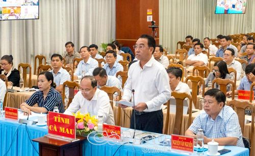 Phó Bí thư Tỉnh uỷ, Chủ tịch UBND tỉnh Lữ Quang Ngời phát biểu tham luận tại hội nghị.