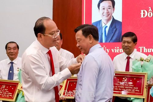 Bí thư Tỉnh uỷ Nguyễn Hồ Hải cài Huy hiệu 35 năm tuổi Đảng cho đồng chí Hồ Trung Việt, Uỷ viên Ban Thường vụ Tỉnh uỷ, Trưởng ban Tuyên giáo Tỉnh uỷ.