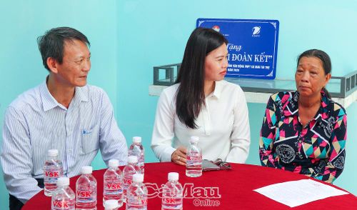  Bà Nguyễn Thị Hồng Nữ (bìa phải) xúc động cảm ơn Hội LHPN tỉnh Cà Mau, Hội LHPN Xã Hồng Dân và đơn vị tài trợ đã hỗ trợ gia đình có nơi ở ổn định, an tâm lao động, từng bước cải thiện cuộc sống.