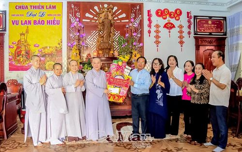 Đồng chí Lê Thanh Triều tặng quà và gửi lời chúc tốt đẹp đến Ni sư Thích Nữ Diệu Giác, Trụ trì chùa Thiền Lâm, cùng các ni cô và bà con phật tử.