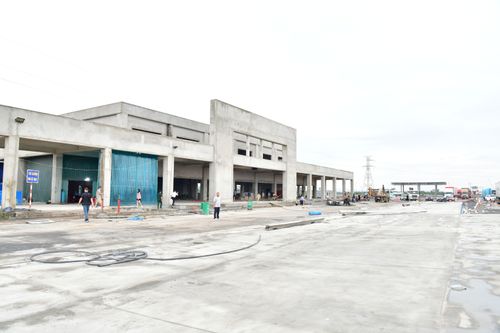 Nhiều trạm dừng nghỉ còn chậm tiến độ. Ảnh: N.Lộc