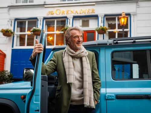 Sir Jim Ratcliffe bên INEOS Grenadier - mẫu 4x4 được phát triển từ khoảng trống mà ông nhìn thấy trên thị trường. Ảnh: INEOS Automotive.