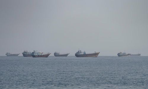 Tàu thuyền di chuyển trên eo biển Hormuz - Ảnh: Reuters