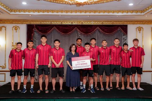 Bà Từ Thị Kim Thanh - Thành viên HĐTV- trao thưởng 2 tỷ đồng chúc mừng Đội tuyển Quốc gia Việt Nam