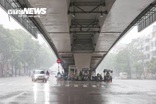 Nhiều tài xế dừng xe dưới gầm cầu vượt để tránh cơn mưa lớn giờ tan tầm. (Ảnh: Minh Đức)